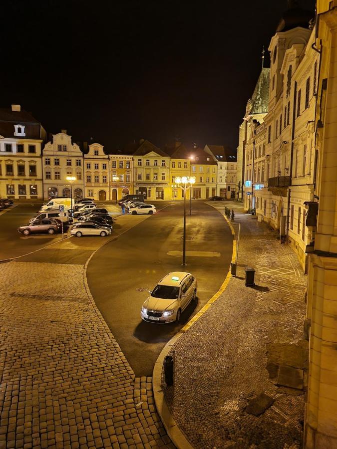 Velke Studio Na Velkem Namesti S Vybavenou Kuchyni Hradec Králové Exterior foto